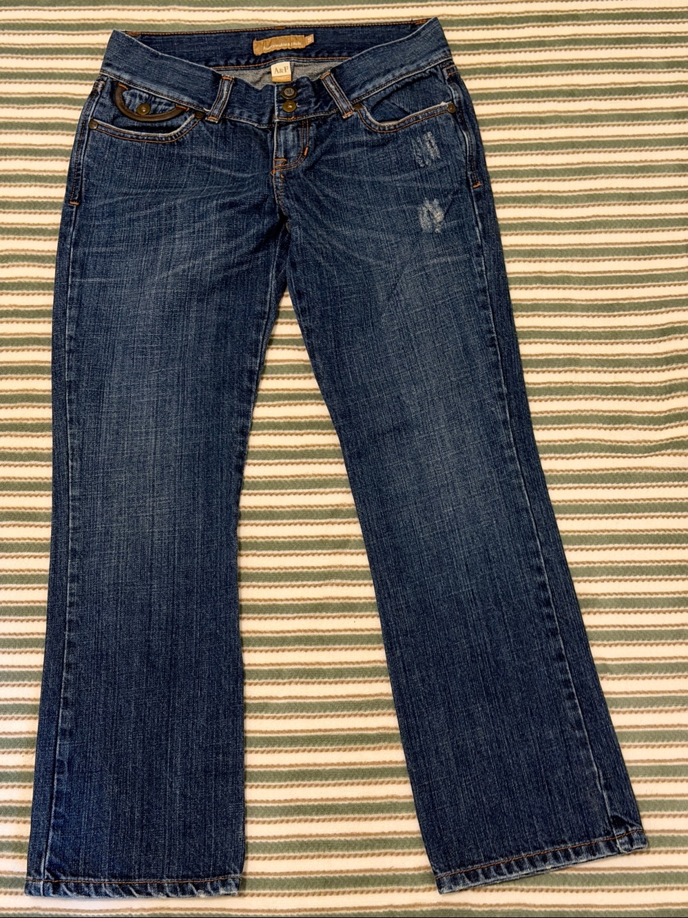 Abercrombie & Fitch Women’s Distressed straight dark wash jeans size 00